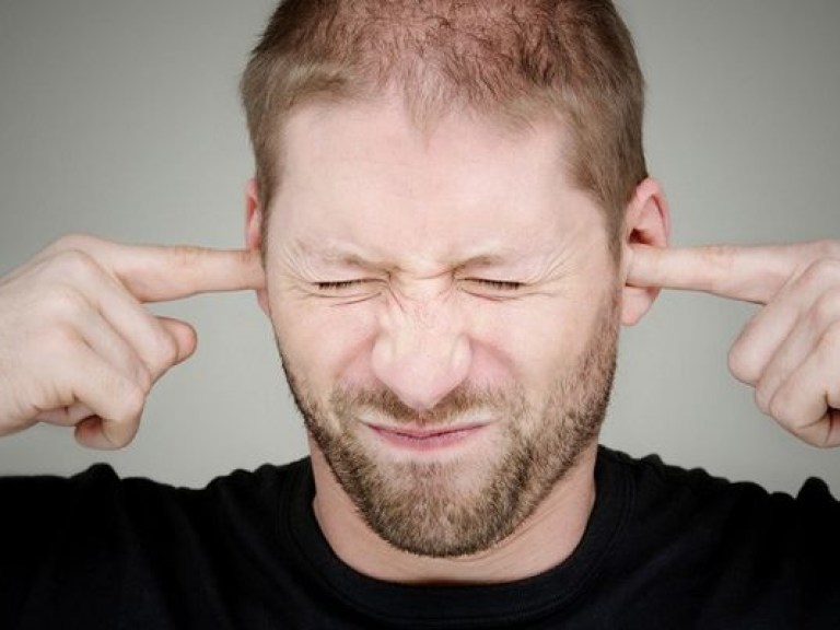 Слух человека зависит от того, заняты ли руки — исследование