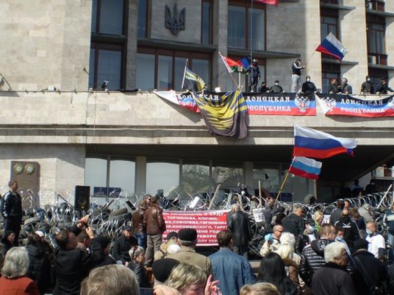 В Славянске неизвестные захватили райотдел МВД и раздают на площади оружие
