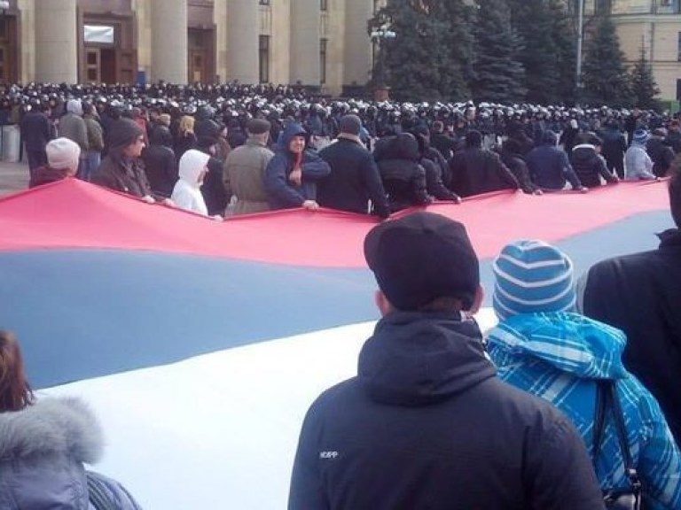 В Харькове между сторонниками федерализации и единой Украины возникла потасовка (ФОТО)