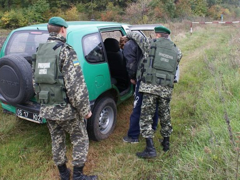 Пограничники задержали на границе двух украинцев, перевозивших пророссийские агитки
