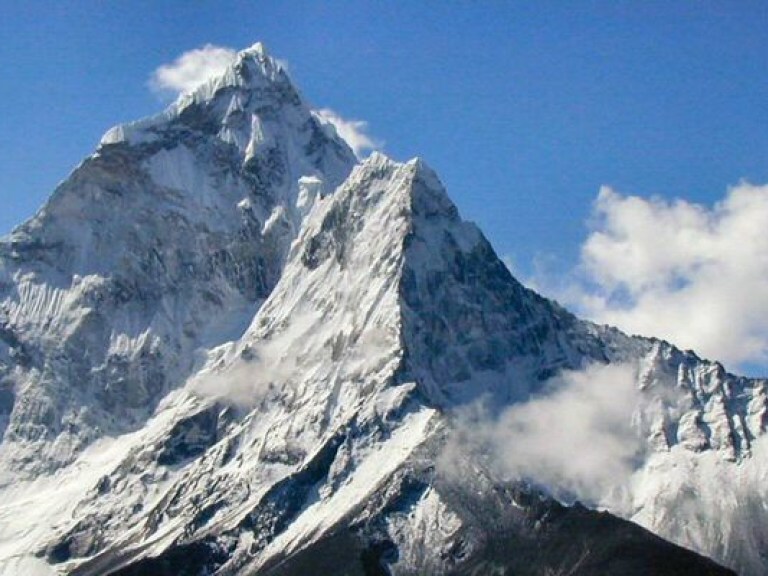 На Эвересте во время снежной лавины погибло 12 местных проводников