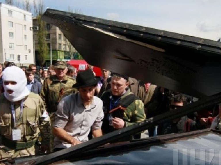 В Донецке перед зданием ОГА немецкий пианист сыграл в поддержку мира и понимания (ВИДЕО)