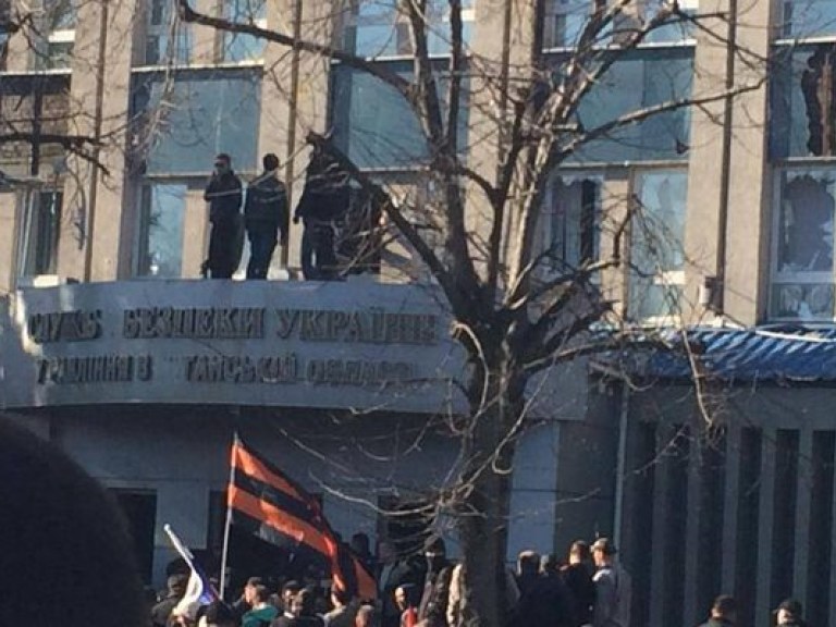 В Луганске у захваченного здания СБУ проходит «народный сход»