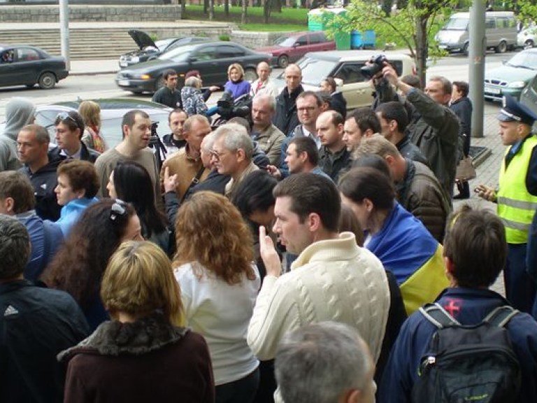 Дончане вышли на защиту государственного флага (ФОТО)