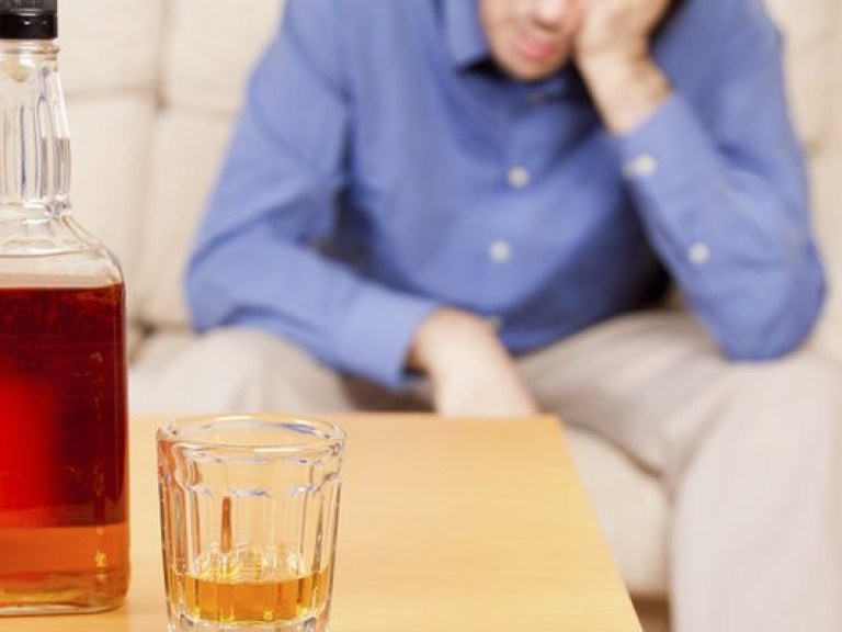 Стрессы на работе многие снимают алкоголем &#8212; опрос