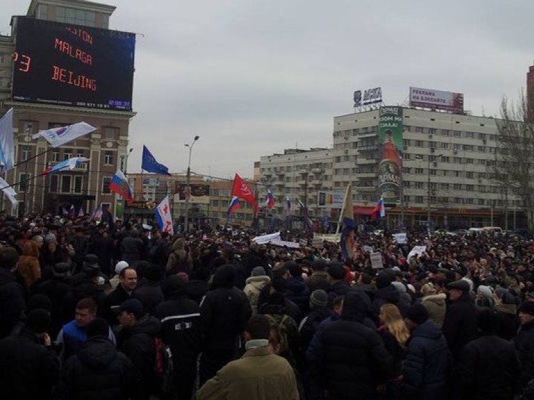 Здание Донецкой ОГА продолжают удерживать 500 активистов