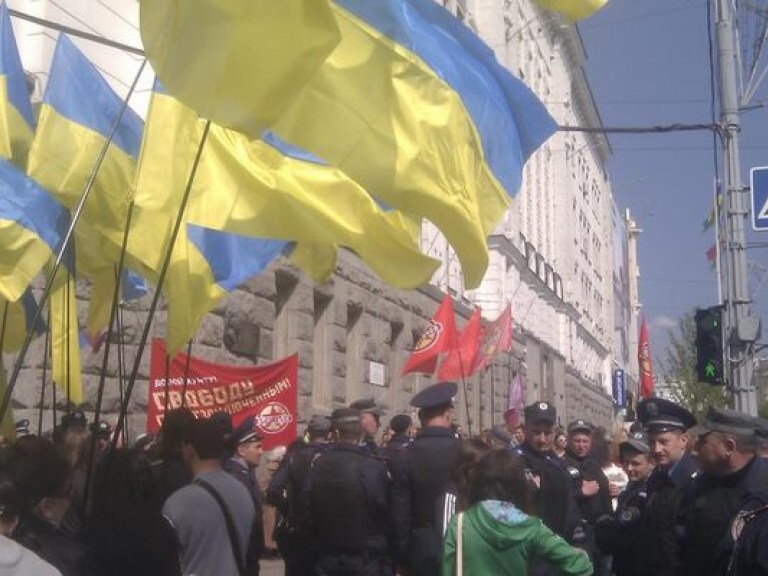 В Харькове у здания городского совета проходит 2 митинга