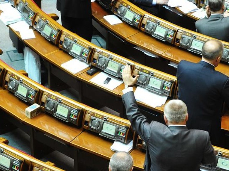 Рада не захотела лишить мандатов депутатов-совместителей