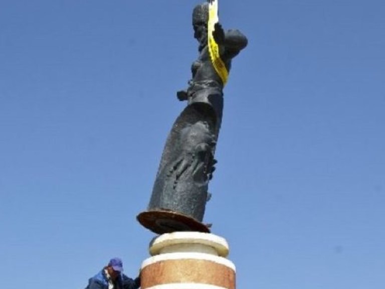 В Севастополе демонтировали памятник Гетману Сагайдачному и памятный знак в честь ВМС Украины