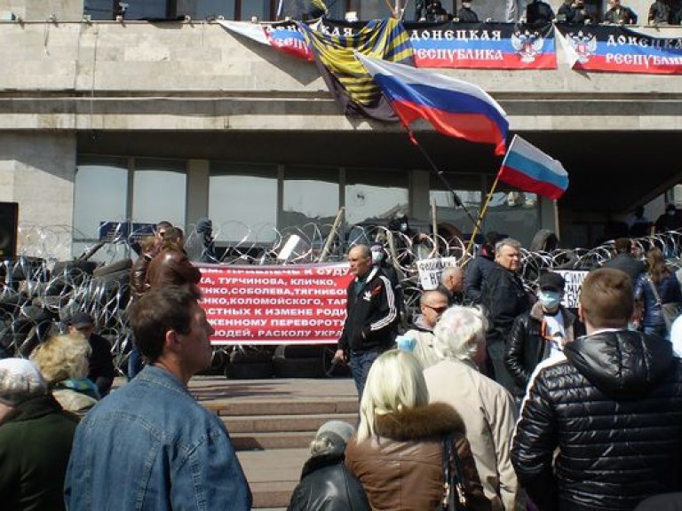Нас называют быдлом и москалями. В Луганске люди поговорили с миссией ОБСЕ