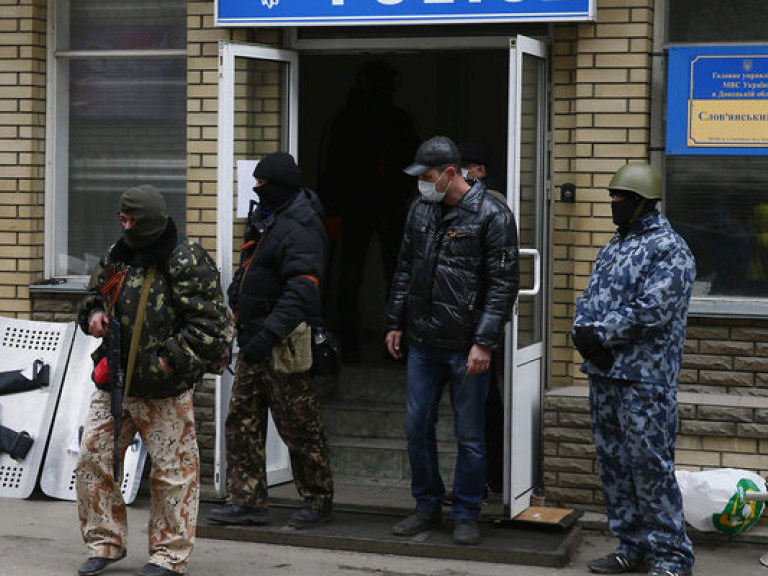 Пророссийские активисты не собираются отпускать захваченных накануне наблюдателей ОБСЕ
