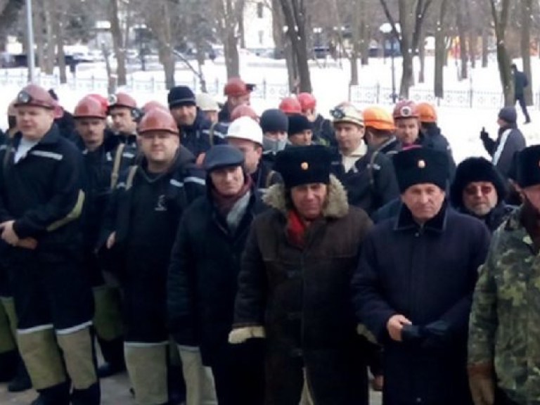 Сторонники федерализации в Луганске выдвинули ультиматум киевским властям