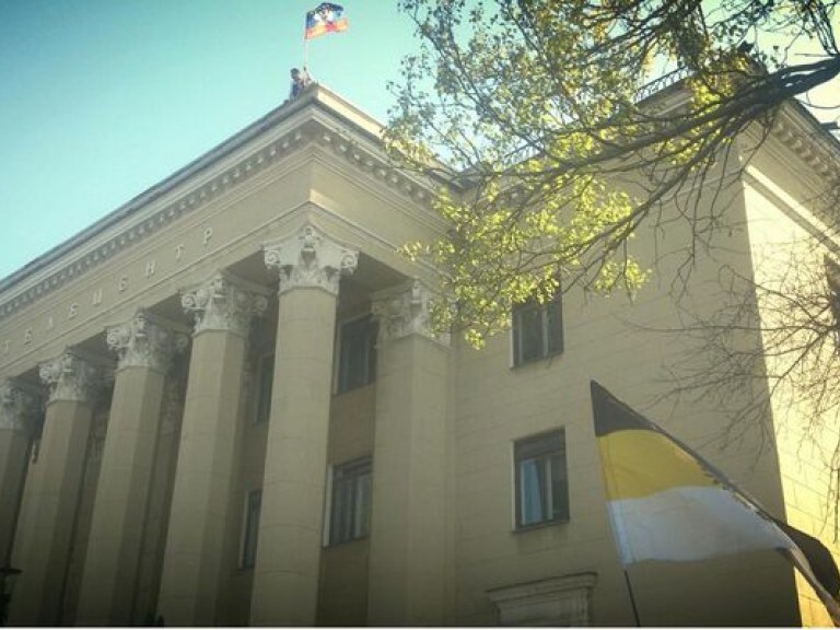 Флаг самопровозглашенной Донецкой республики подняли над зданием областной телерадиокомпании