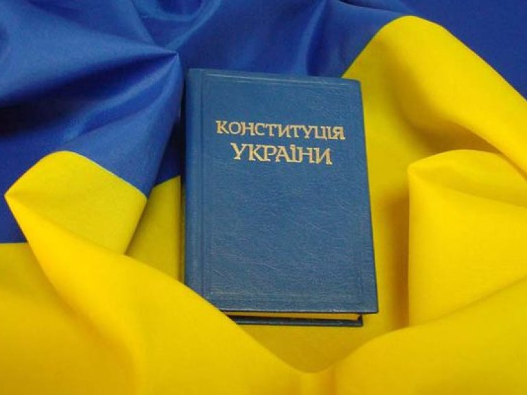 Премьер-министр: Текст новой Конституции Украины нужно подписать до 25 мая