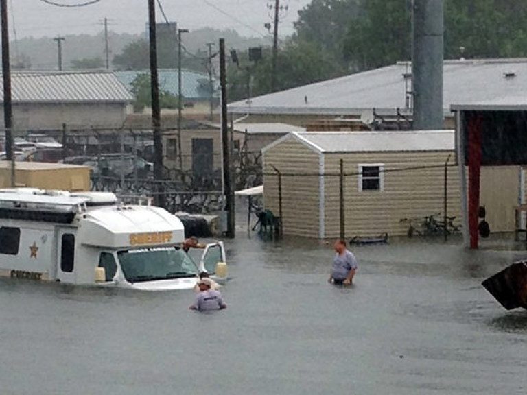 Во Флориде из-за наводнения введен режим чрезвычайной ситуации (ВИДЕО)
