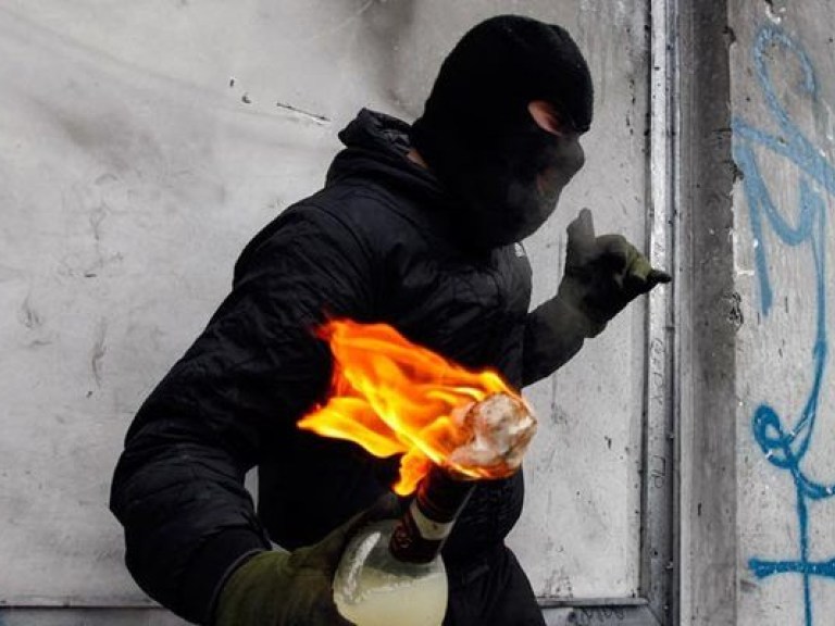 В Запорожье неизвестные в масках пытались поджечь офис КПУ