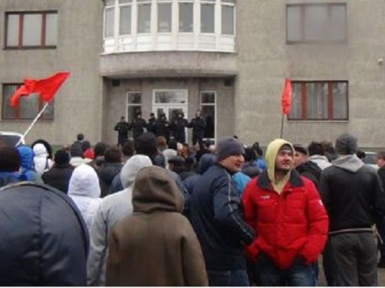 Протестующие в Донецке захватили здания налоговой и таможни