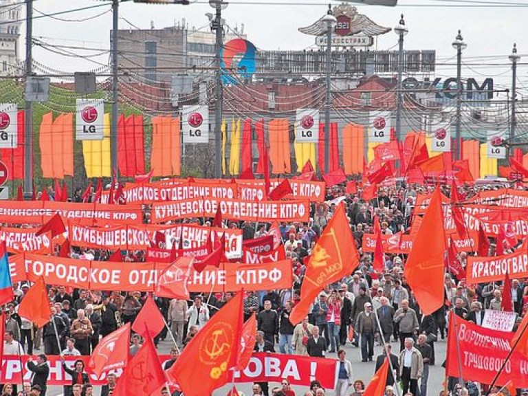 В Москве более 3 тысяч человек прошли по Красной площади с лозунгами о Донецке и Луганске