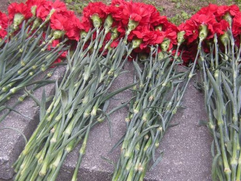 Киевляне возложили цветы к варварски снесенному памятнику Ленина на Бессарабке