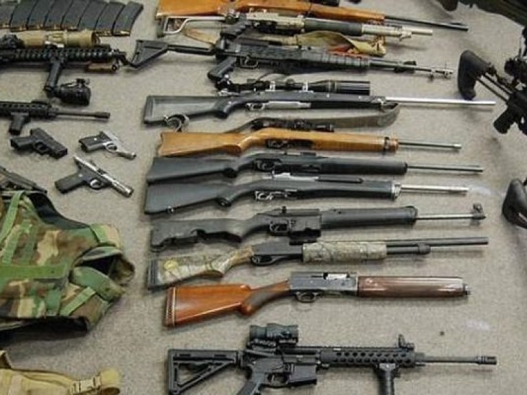 В апреле украинцы добровольно сдали в милицию более 3650 единиц оружия