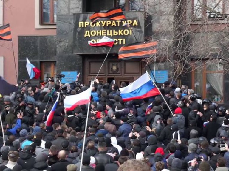 В Донецке митингующие захватили областную прокуратуру (ФОТО, ВИДЕО)