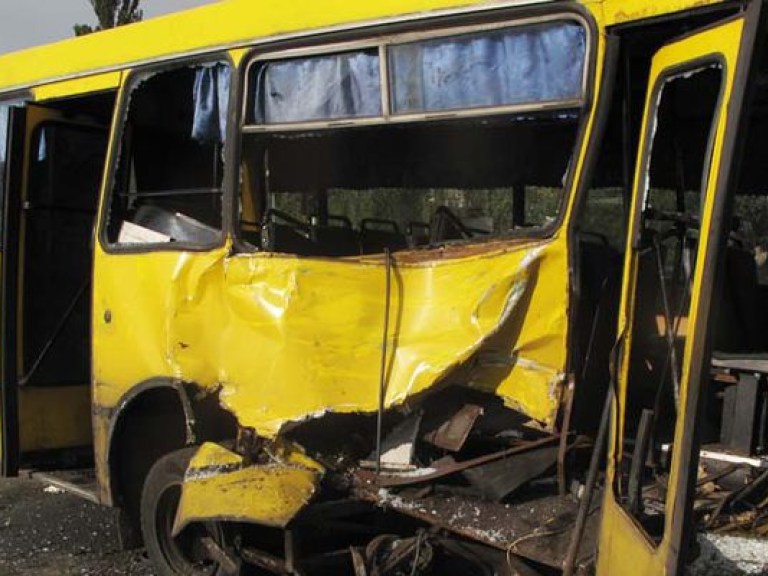 На Хмельнитчине легковушка столкнулась с автобусом: 4 человека погибли