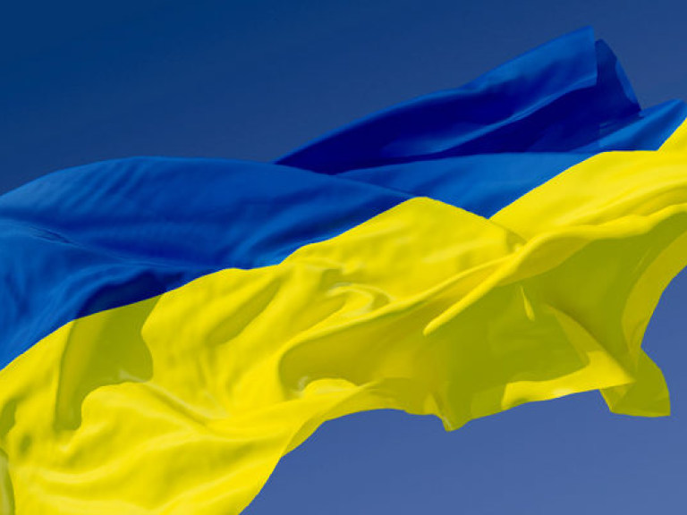 Над мэрией Алчевска водрузили флаг Украины