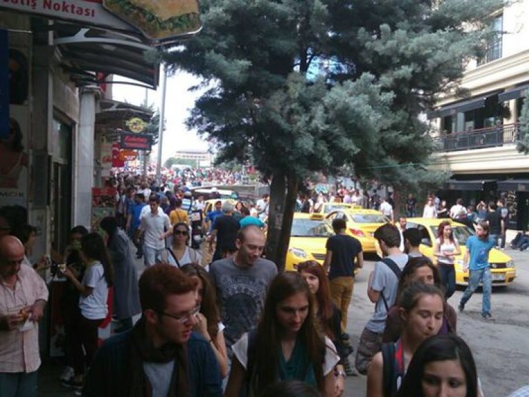 В Турции во время столкновений на первомайских митингах пострадали 90 человек (ВИДЕО)