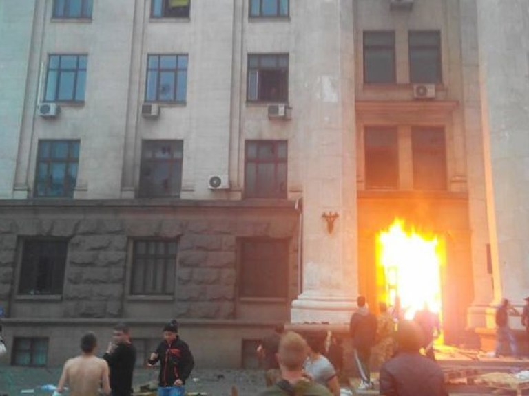 Из окон горящего Дома профсоюзов в Одессе выбрасываются активисты