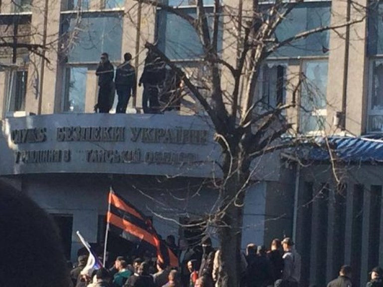 Во дворе луганской СБУ обнаружен труп