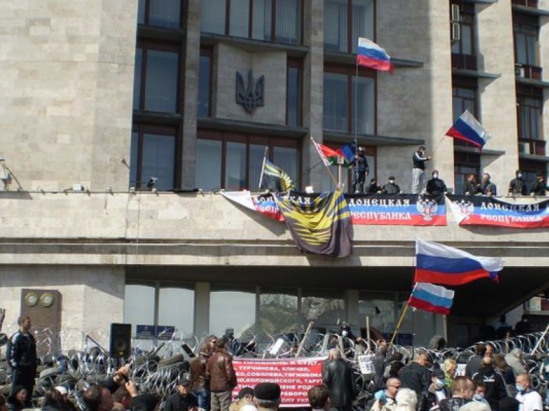 В Донецке протестующие захватили облуправление СБУ