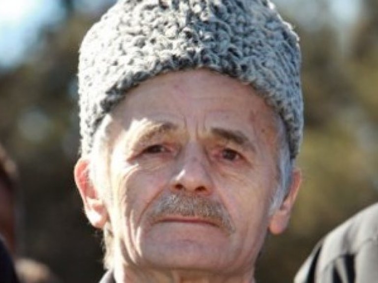 В Армянске крымские татары создали живой корридор для Джемилева и прорвались сквозь кордон ОМОНа (ФОТО)