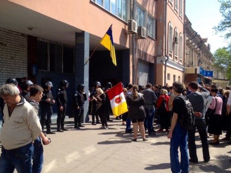 В Одессе протестующие собрались у райотдела милиции (ФОТО)