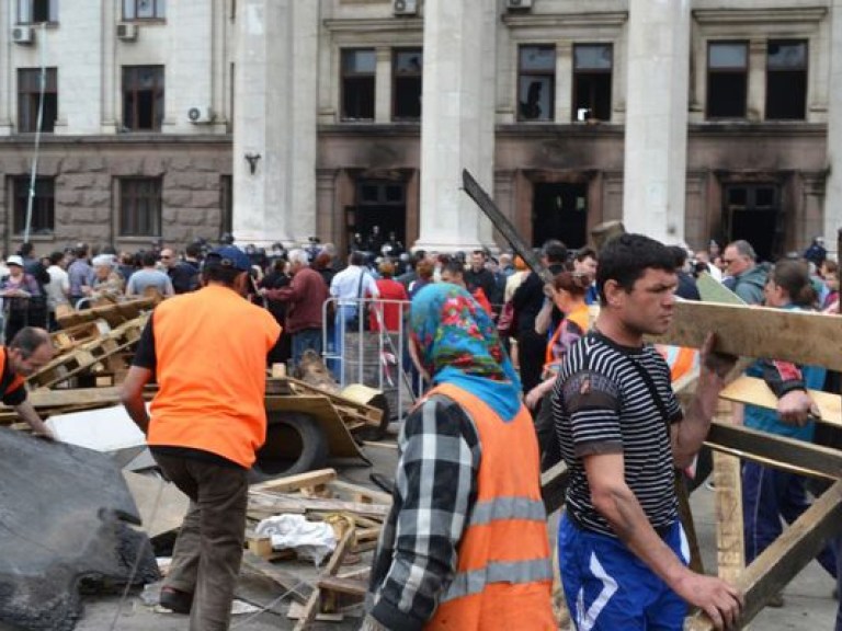 Кабмин пообещал материально помочь жертвам массовых стычек в Одессе
