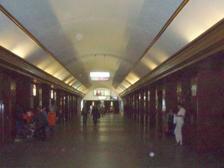 В Киеве на станции метро « Театральная» мужчина прыгнул под поезд