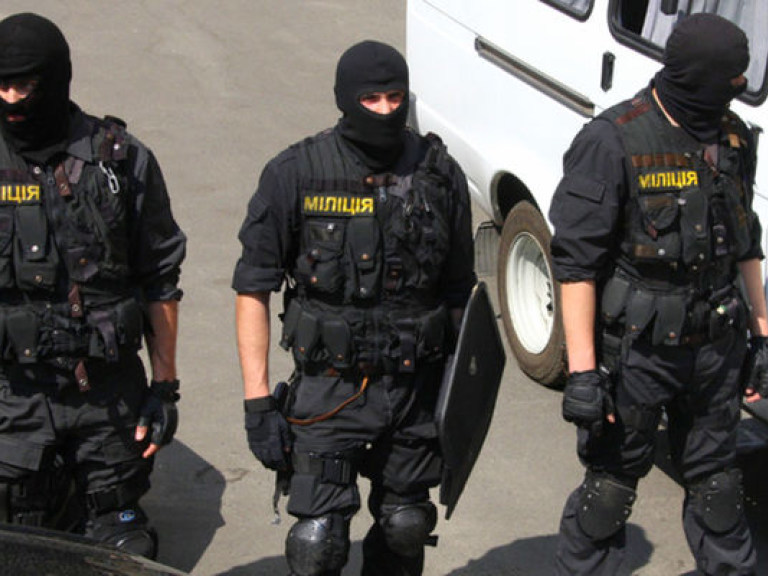Блокпосты милиции под Киевом проверяют машины с российскими номерами
