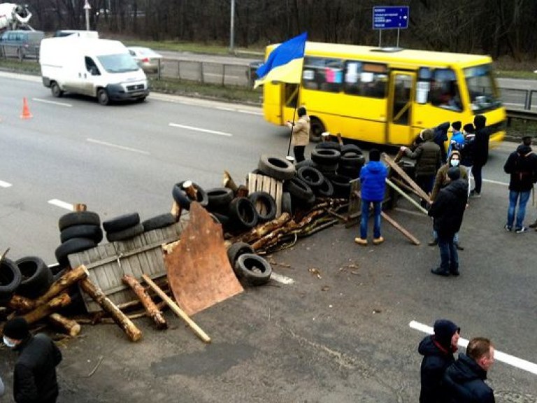 Во Львове задержали автомобиль с бронежилетами и неизвестным химическим веществом