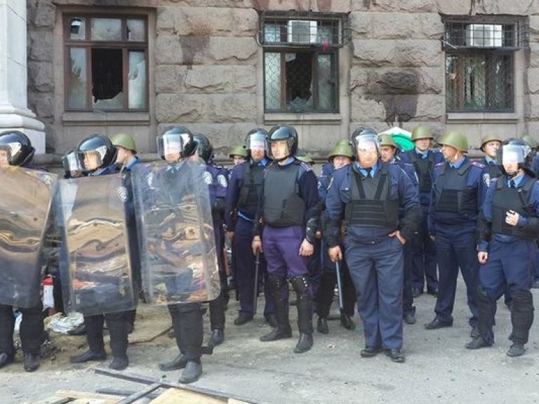 Одесские милиционеры будут стрелять по штурмующим РОВД