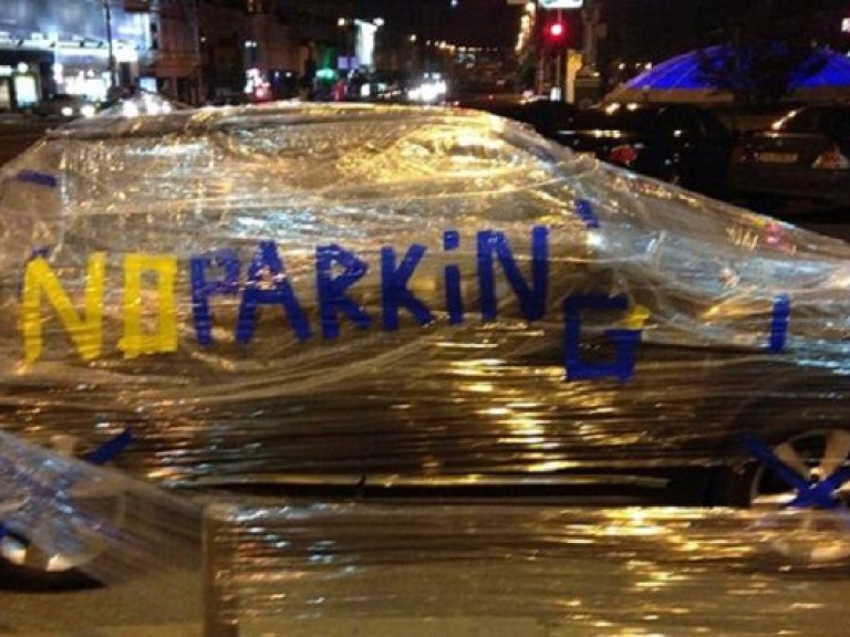 В столице борются с неправильной парковкой: авто примотали к столбам пленкой (ФОТО)