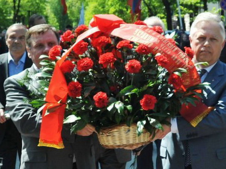 Коммунисты возложили цветы к мемориалу «Вечного огня» в Киеве