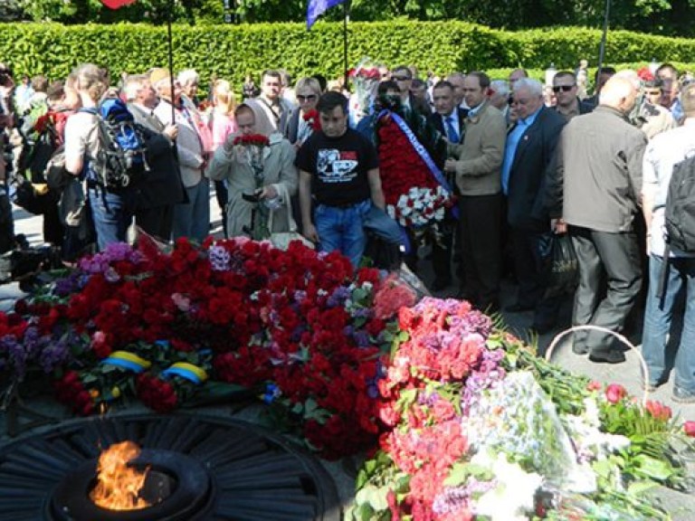 «Украинский выбор» возложил цветы к могиле Неизвестного солдата в Киеве