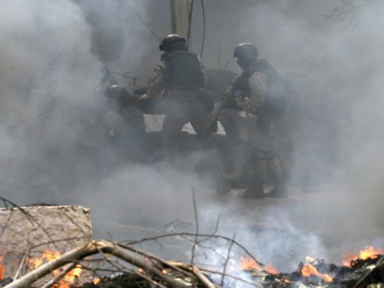 В Мариуполе сгорело здание УВД, в перестрелке погибли 3 человека (ФОТО)