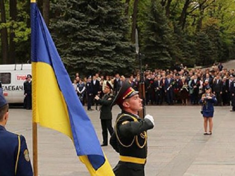 В Харькове празднуют День Победы, люди несут 100-метровую георгиевскую ленту (ФОТО)