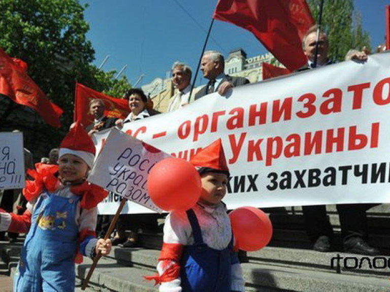 На главной площади Днепродзержинска собрались и коммунисты, и националисты