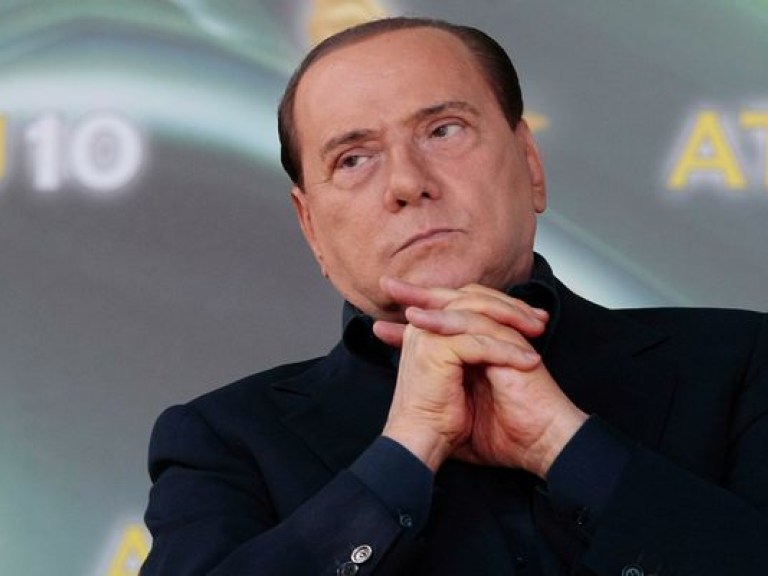 77-летний Сильвио Берлускони ухаживает за ровесниками в доме престарелых (ВИДЕО)