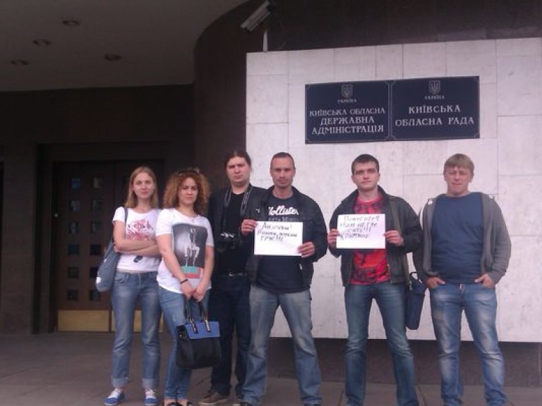 Переселенцы из Крыма пикетируют здание Киевской ОГА с требованием не выселять их из санатория (ФОТО)