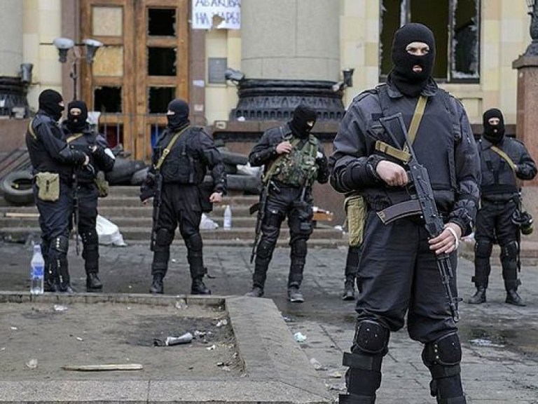 В Луганске вооруженные люди захватили здание областного управления милиции