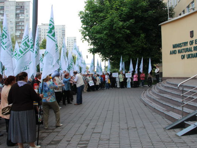 Партия «Зеленые» пикетировала Минэкологии, чтобы предупредить экологическую катастрофу на Бортнической станции аэрации