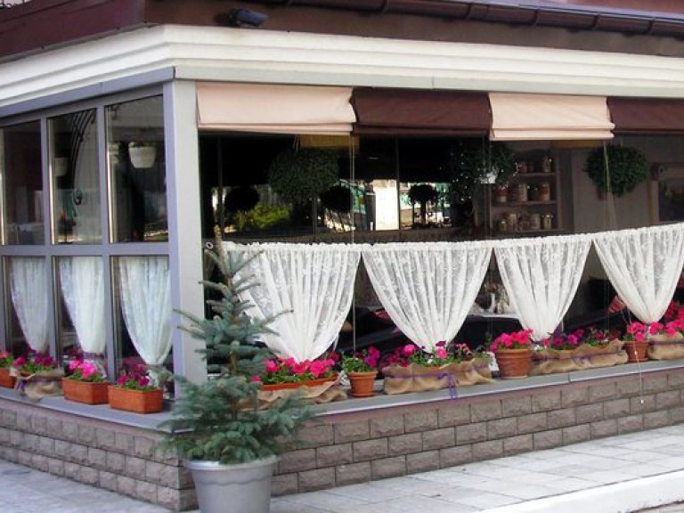 Бондаренко разрешил ресторанам занимать пешеходные тротуары летними площадками