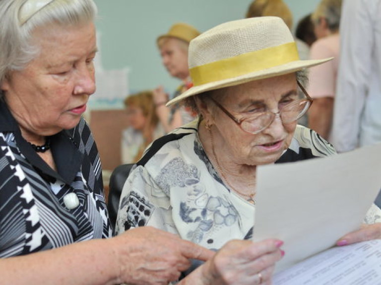 Пожилым людям в Киеве «помогают» голосовать